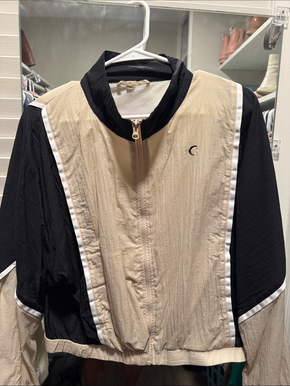 Zyia workout Beige & Black Colorblock Lightweight Jacket